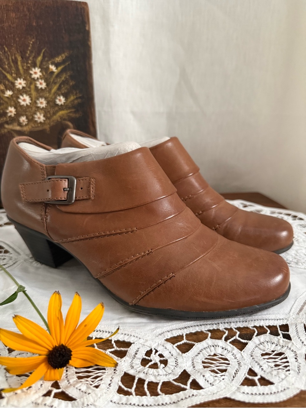 NWOB Earth Dawn Leather Ankle Booties 8.5 Camel Brown Buckle Low Heel Shoes Boot